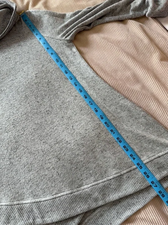 Chico’s Grey Heathered Cowl Neck Crossover Hem Long Sleeve Sweater Size 1 - Picture 11 of 12